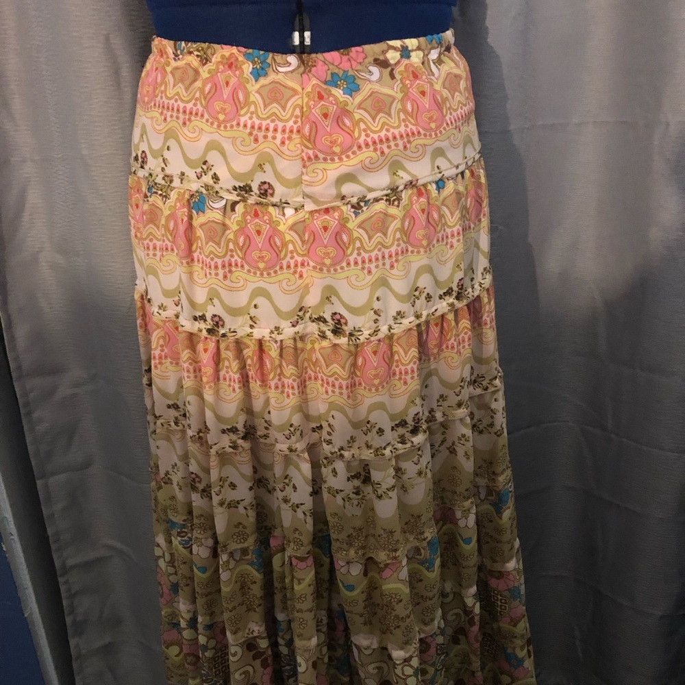 Women skirt with zipper on the waist and lining